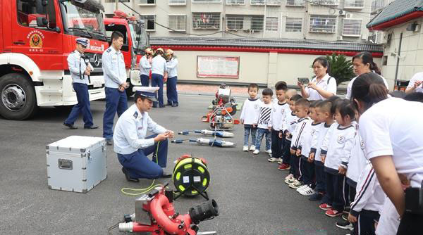 “庆六一·学消防”幼儿园师生零距离体验消防