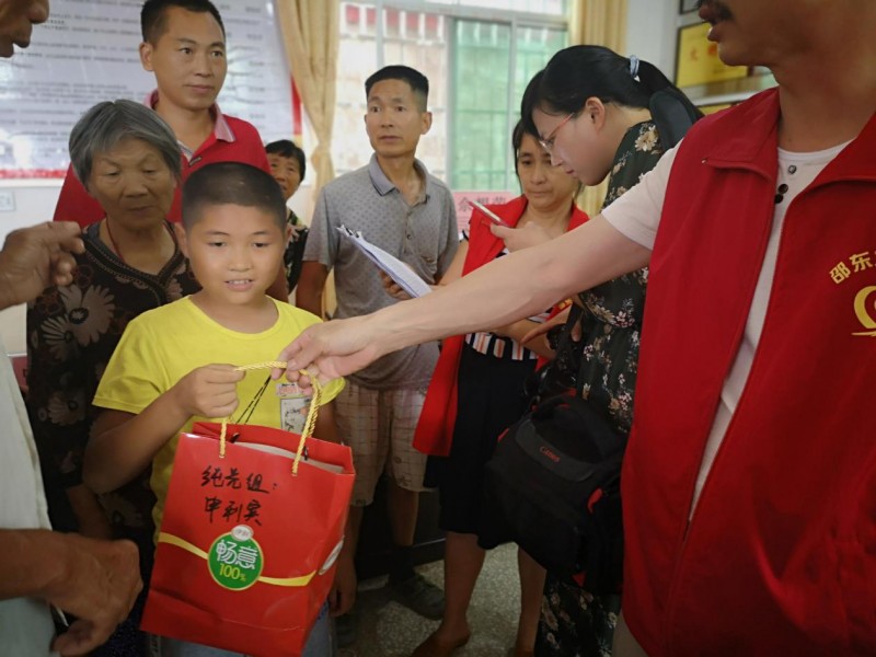  凝聚拳拳爱心 圆梦微微心愿   关爱留守儿童水东江镇人大代表在行动