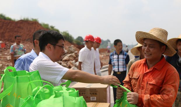 在亚太工业产业园项目施工现场为工作人员送上防暑降温物资