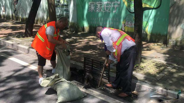  环卫工烈日下的坚守：用汗水扮靓大街小巷