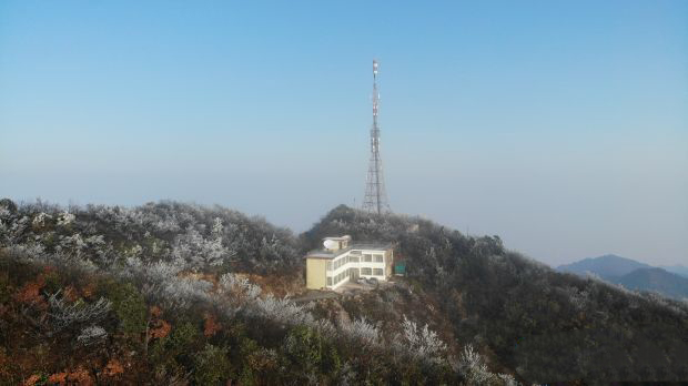 武冈云山，整个山顶一片银装素裹，阳光下白雪皑皑，云海翻滚，雾凇晶莹剔透，三景交融成独特的冰雪美景，令人心驰神往。