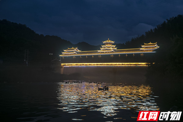 夜幕下，修缮一新的风雨桥金碧辉煌、溢彩流光。