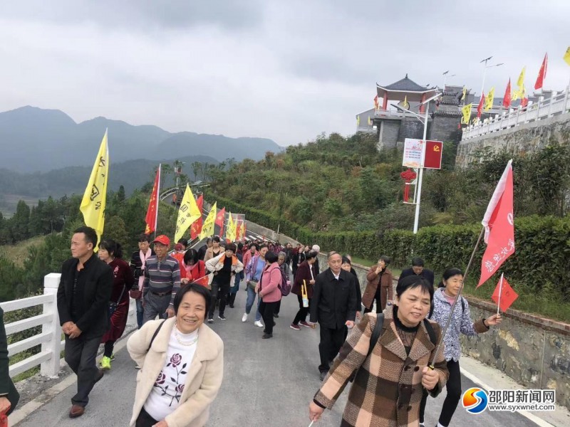 隆回向家牛天岭景区红色旅游备受追捧"中秋""国庆"假期,绥宁黄桑举行