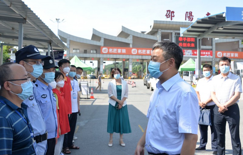 严华在市区暗访生态环境保护工作并看望慰问高温一线劳动者