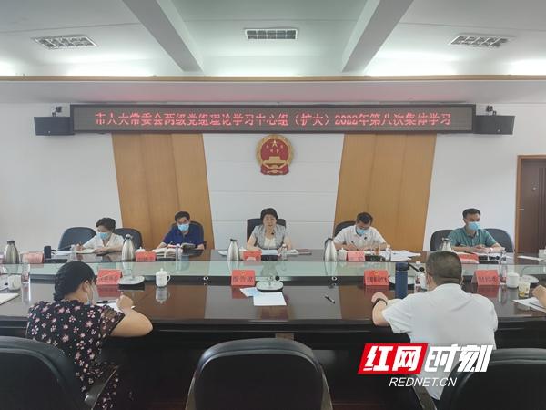 周迎春主持市人大常委会两级党组理论学习中心组2022年第八次集中学习