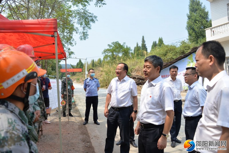 严华在武冈市云山国家森林公园夏家岭防火检查站，了解森林防火责任和措施落实等情况