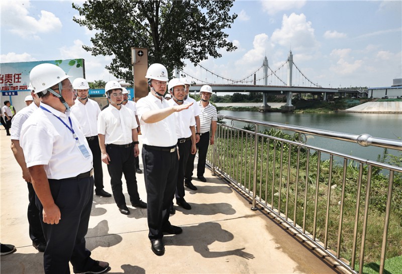 毛伟明来到邵阳市大祥区犬木塘水库建设工地调研。