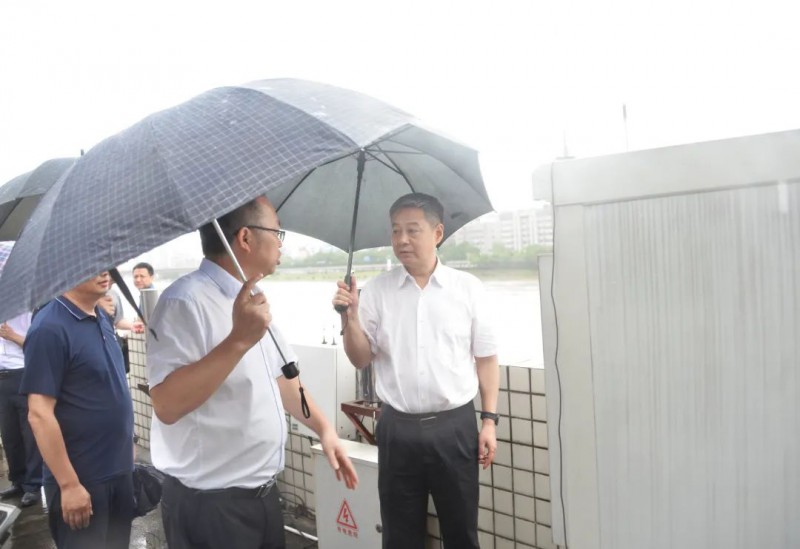 严华在资水邵阳水文站了解即时雨情水情监测等情况